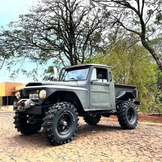 Picape off-road preparada com G5 no vidro traseiro