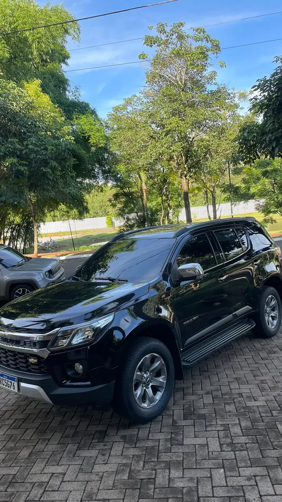 SUV preto com película de controle solar G35 no para-brisa