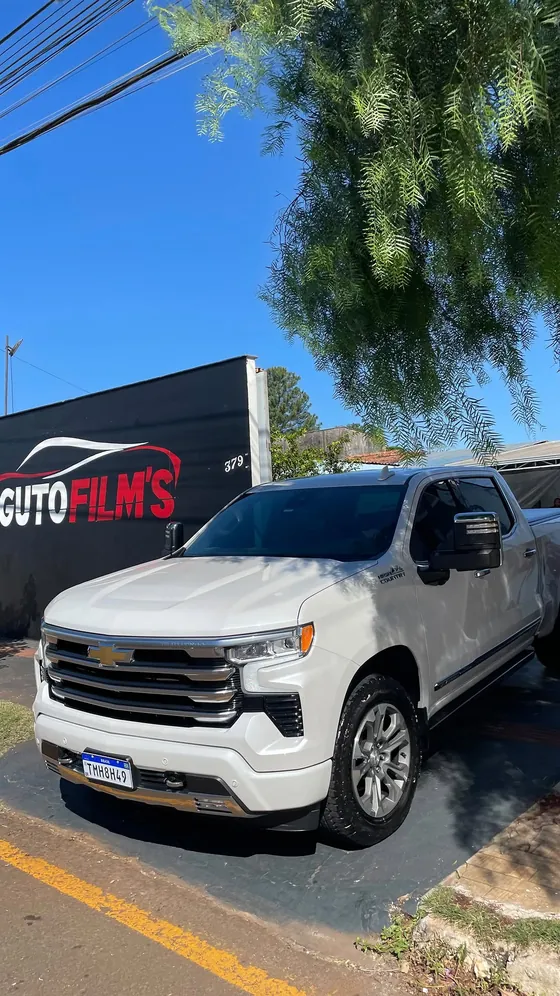 Chevrolet Silverado branca em frente à fachada
