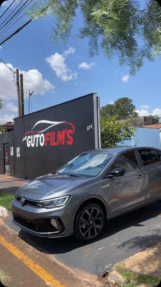 VW Virtus cinza vitrificado em frente à fachada