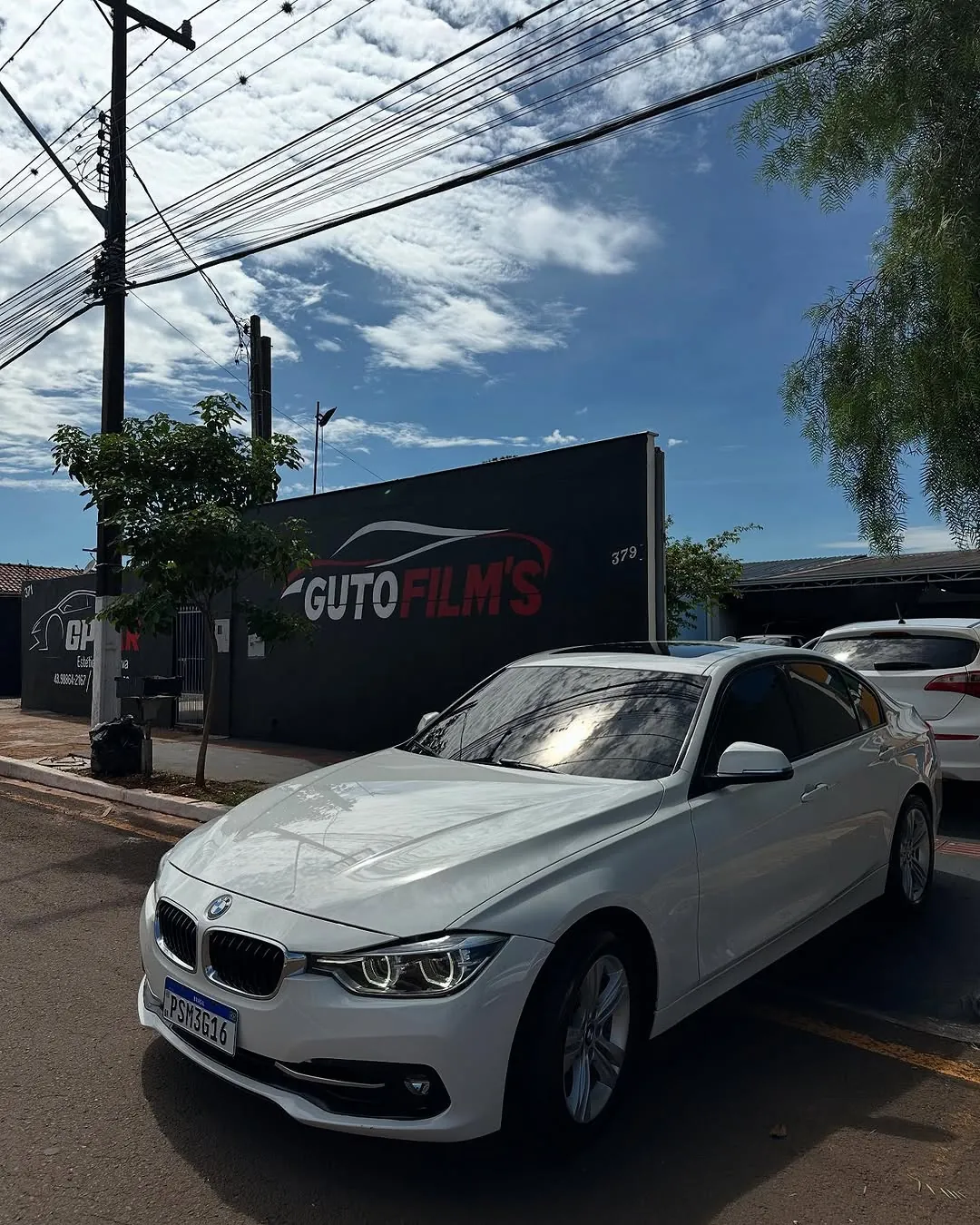 Fachada da Guto Film's, muro preto com a marca no número 379