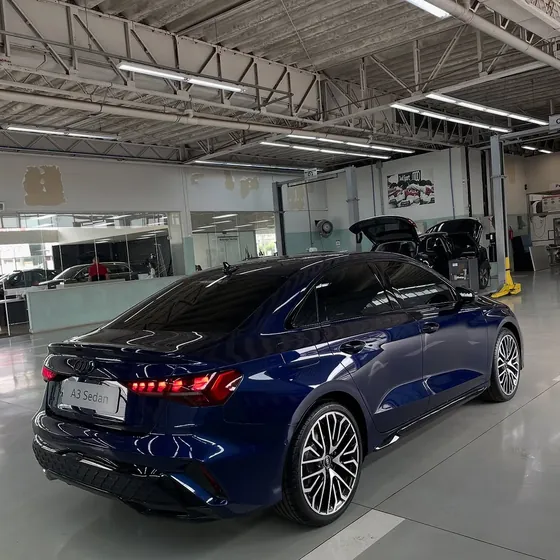 BMW azul com película G5 nos vidros, dentro do estúdio