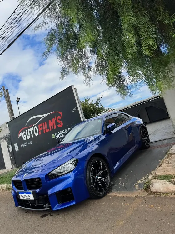 BMW M2 azul em frente à fachada da Guto Film's