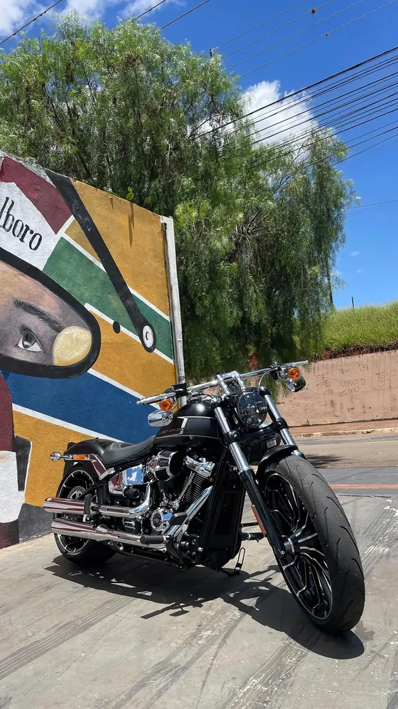 Harley-Davidson preta preparada