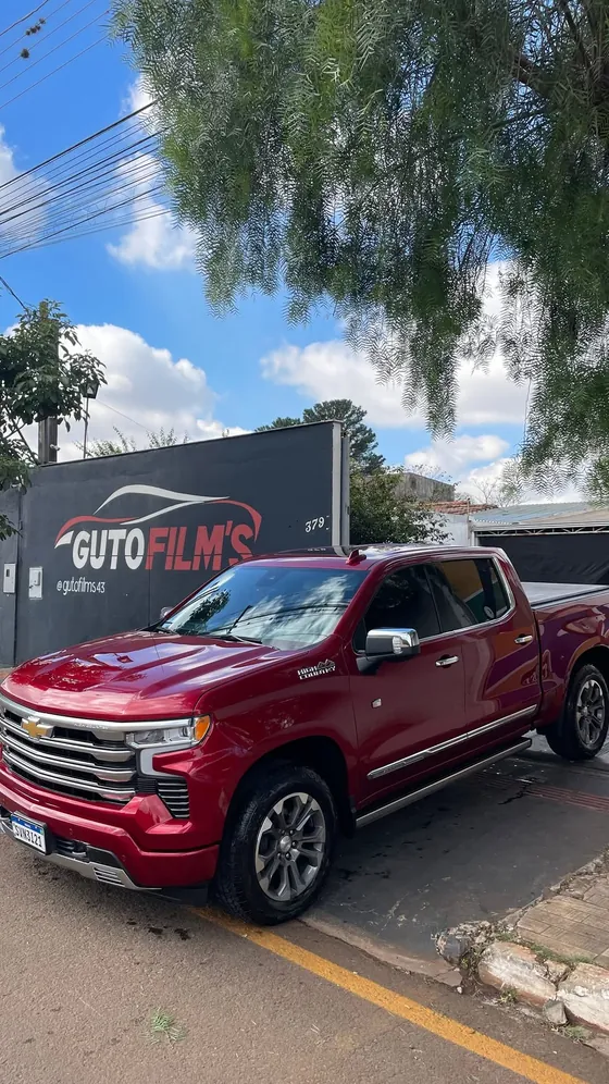 Chevrolet Silverado vermelha em frente à fachada da Guto Film's