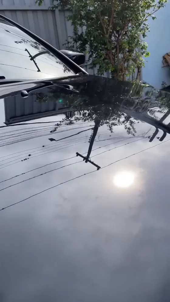 Capô preto de um Jeep Compass refletindo o céu depois do coating cerâmico